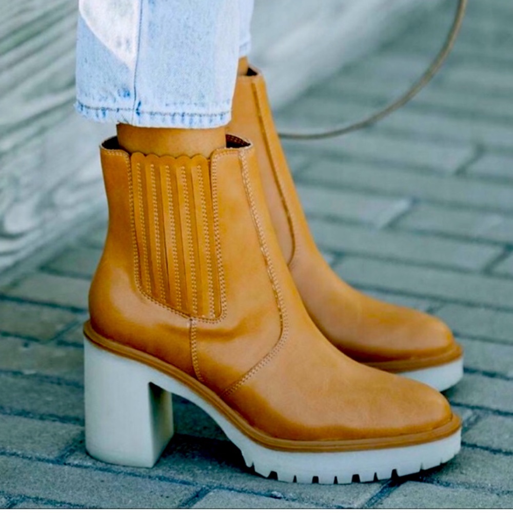 Vici- Oasis Society Chelsea Lug Boots